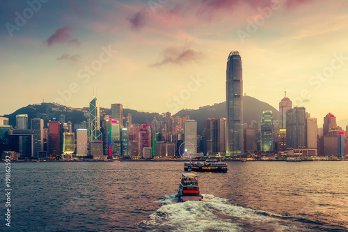 Plakat Sceniczna linia horyzontu Hong Kong wyspa z drapaczami chmur. Victoria harbor o zachodzie słońca. Kolorowe tło podróży.