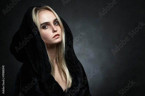 Fotografía woman in black hood