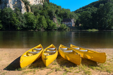 River The Dordogne With Canoes For Rent