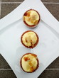 Cupcakes mit Mandelsplittern auf weißem Teller