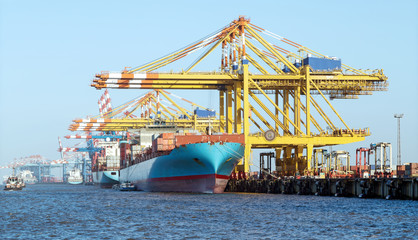 Containerhafen mit Containerbrücken in Bremerhaven, Beladung eines Containerschiffes 