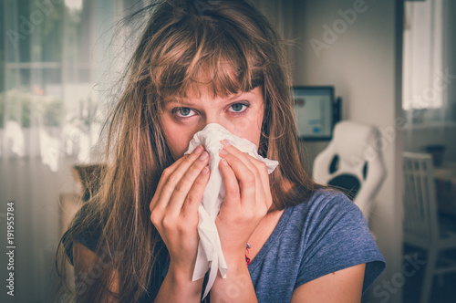 Fotomural Sick woman with flu or cold sneezing into handkerchief