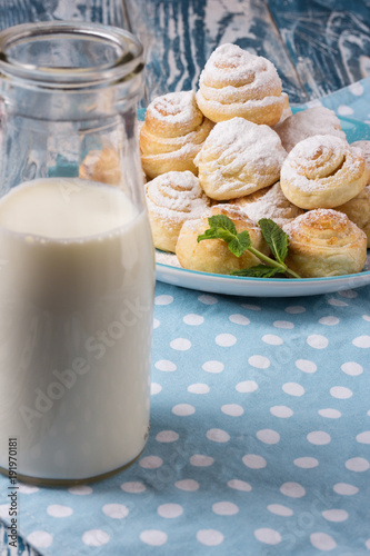 Zdjęcie XXL ciasteczka i szklankę mleka na drewnianym stole