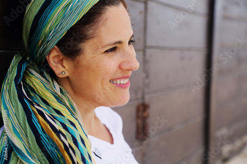 Fotografia Portrait of beautiful 40 years old woman outdoors