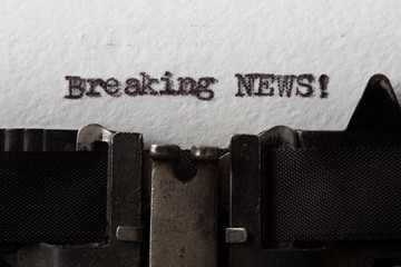 Fototapete - breaking news - text message on the typewriter close-up