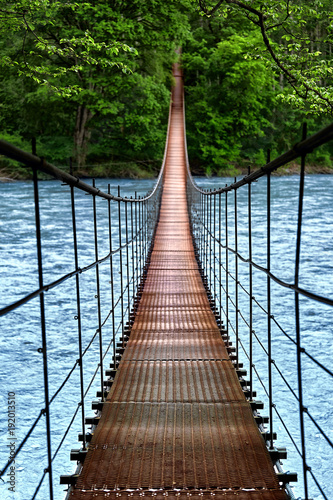 Dekoracja na wymiar  most-wiszacy-krajobraz-widok-z-mostu-wiszacego-long-steel-nad-rzeka-saldo