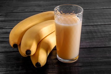 Canvas Print - Banana juice and fresh bananas