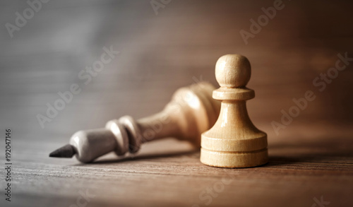Fotomural King and pawn of chess setup on wooden background