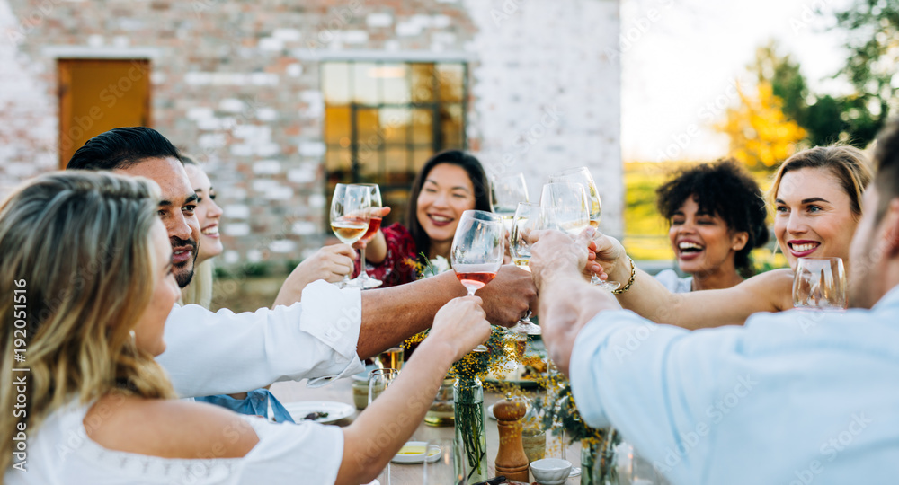 Group of people toasting wine at party - obrazy, fototapety, plakaty 