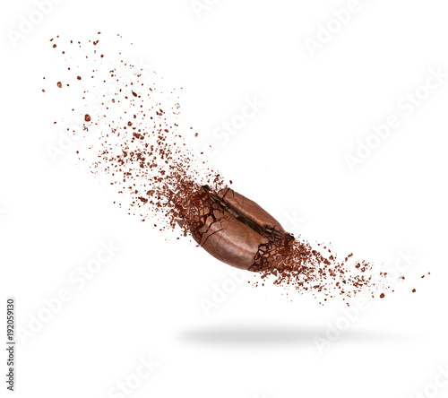 Fotomural Coffee bean are broken into small pieces on white background