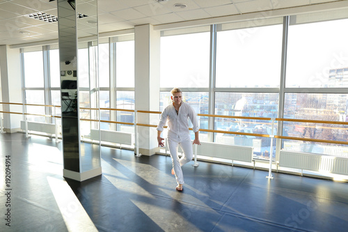 Fotografía Male person dancing in tectonic way near window