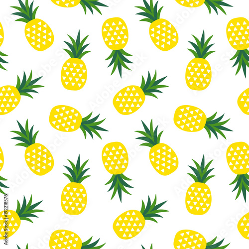 zolty-ananas-z-trojkatow-geometryczny-owoc-lato-tropikalny-wzor-na-bialy