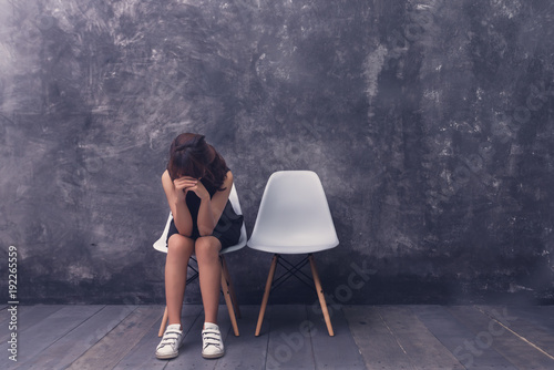 Fotografía Upset Girl is heartbroken , lonely girl sit on white chair And empty seats next