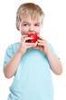 Kind Apfel Obst Früchte essen Herbst gesunde Ernährung Hochformat isoliert Freisteller freigestellt