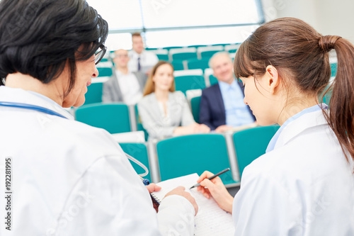 Foto Junge Frau als Studentin der Medizin im Examen
