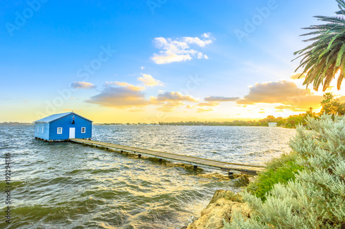 Fototapeta na szkło Blue Boat House: kultowy i najczęściej fotografowany punkt orientacyjny Perth w Australii Zachodniej. Sceniczny zmierzchu krajobraz na Łabędź rzece. Boathause z drewnianym pomostem i miejsca kopiowania.