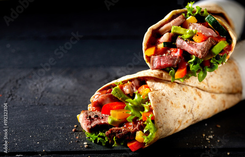 Fotografía Tortilla wraps with tender entrecote beef steak