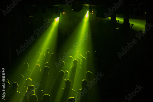 Plakat Koncert rockowy tłum ludzi przed jasne światła sceniczne