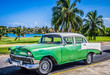 Grüner amerikanischer Oldtimer mit weissem Dach parkt in Varadero nahe des Strandes Kuba - HDR - Serie Cuba Reportage