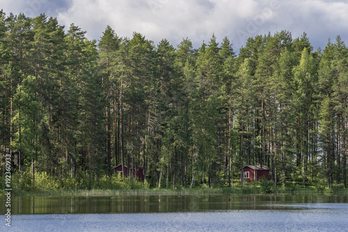 Fotografía Typical Finnish cottages in the woods, Punkaharju, Lake District, Finland
