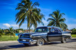 Schwarzer amerikanischer Oldtimer mit offner Tür parkt unter blauem Himmel nahe des Strandes in Varadero Kuba - HDR - Serie Cuba Reportage 