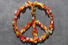 Friedenssymbol/ Friedenszeichen Aus Bunten Gummibärchen/ Gummibären (Süßigkeiten)