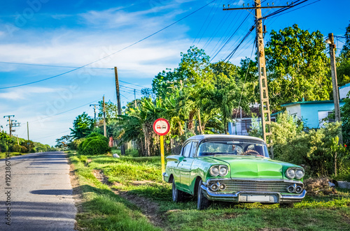 Dekoracja na wymiar  zielony-klasyczny-amerykanski-samochod-jest-zaparkowany-na-poboczu-w-santa-clara-na-kubie-hdr-series