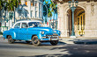 Blauer amerikanischer Oldtimer fährt am Capitolio durch Havanna Kuba - HDR - Serie Kuba Reportage