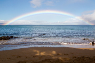 Sticker - Regenbogen am Strand über dem Meer in Kaanapali Beach, Maui, Hawaii, USA.