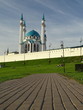 Widok Wielkiego Meczetu w Kazaniu, stolicy Tatarstanu w  Federacji Rosyjskiej, na pierwszym planie brukowany chodnik wiedzie do zielonego wzgórza na którym jest meczet, błękitne niebo 