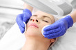 Pielęgnacja skóry twarzy. Kobieta w salonie kosmetycznym podczas zabiegu pielęgnacyjnego.