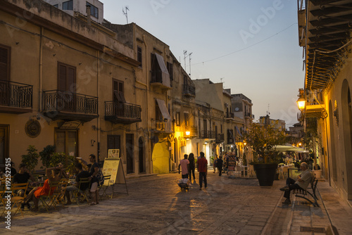 Plakat Ulica przy nocą w Castellammare Del Golfo, Sicily, Włochy