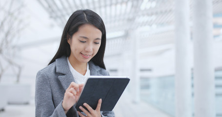 Poster - Businesswoman using tablet computer