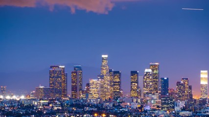 Fototapete - Zoom out from downtown Los Angeles skyline twilight night city. 4K UHD Timelapse