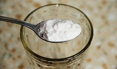 Dessert spoon with baking soda.