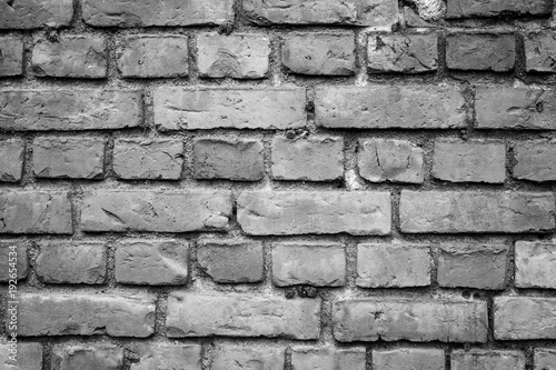 Fotografía Old deteriorated brick wall texture background in black and white with vignetting