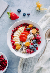 Wall Mural - Leckeres, gesundes Frühstück: Porridge mit Früchten