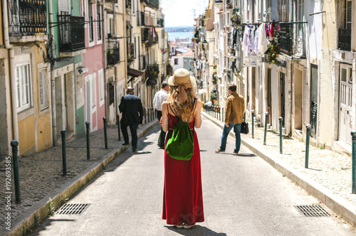 Plakat Kobieta jest ubranym portuguese flaga kolory w Lisbon, Portugalia