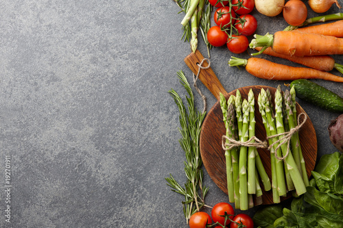 Zdjęcie XXL Świeży surowy asparagus i inni wiosna warzywa gotuje w kuchni, odgórny widok