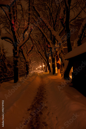 Plakat Górne Miasto lub Gradec i promenada Strossmayer pokryte śniegiem w nocy, wieczorem. Kapitol w Zagrzebiu w Chorwacji.