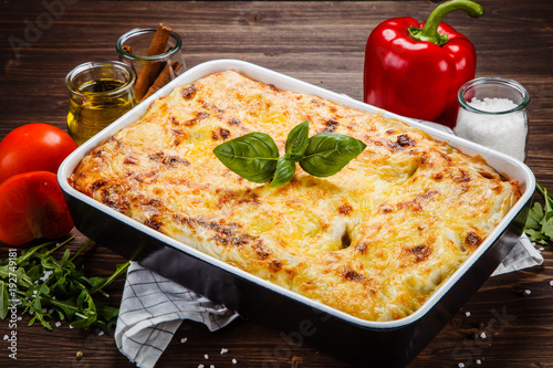 Fototapeta na szkło Lasagne na drewnianym stole