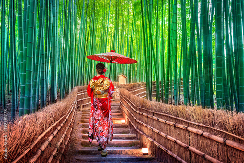 las-bambusowy-azjatycka-kobieta-jest-ubranym-japonskiego-tradycyjnego-kimono-przy-bambusowym-lasem-w-kyoto-japonia