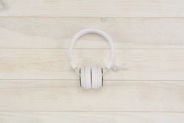 Wall Mural - Auriculares o cascos sobre fondo de madera blanca