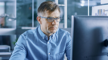 Aufkleber - Chief Industrial Engineer Working on Personal Computer in the Stylish, Modern, Glass Office.