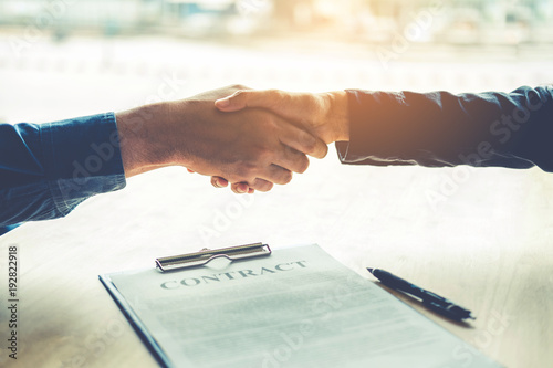 Fotografía Business people negotiating a contract handshake between two colleagues