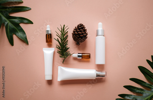 Fotografía natural cosmetic cream , serum, skincare blank bottle packaging with leaves herb, wood