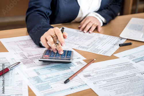 Fotomural Woman filling US 1040 tax form 2018 year