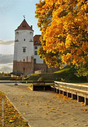 Zdjęcie XXL Średniowieczny kompleks zamkowy Mirsky. Jesień.