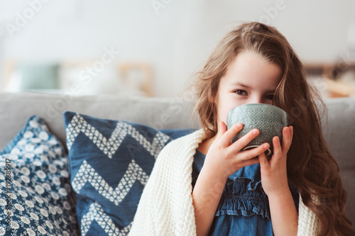Fotografía child girl drinking hot tea to recover from flu