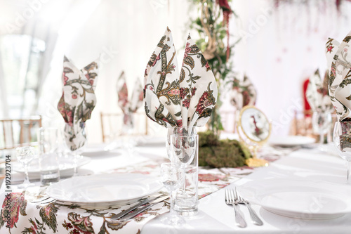 Fotografía Interior of a wedding tent decoration ready for guests
